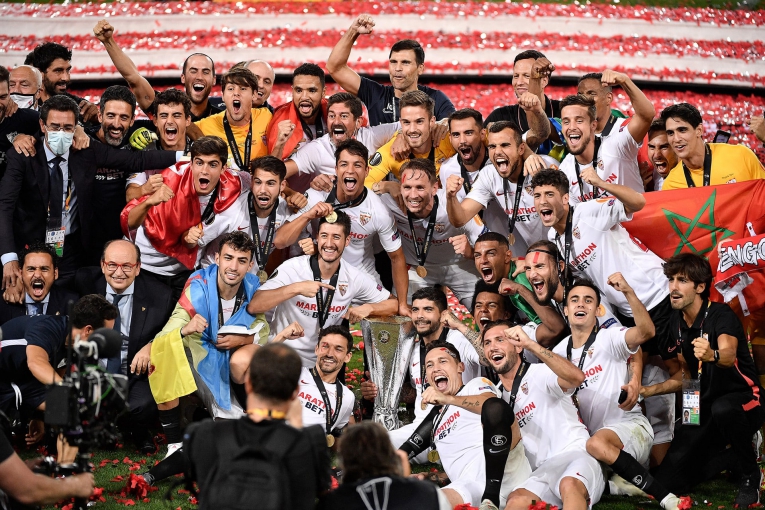 Sevilla pakt zege met Luuk de Jong in UEFA Cup