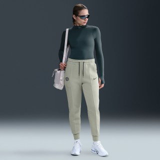 Chelsea FC Tech Nike voetbaljoggingbroek van fleece met halfhoge taille voor dames - Groen