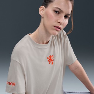 Nederland Relaxed Nike One Dri-FIT voetbaltop met korte mouwen voor dames - Bruin