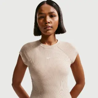 Nike Chill Knit strakke, geribde top met korte mouwen voor dames - Bruin