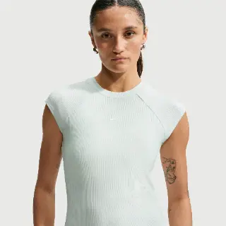 Nike Chill Knit strakke, geribde top met korte mouwen voor dames - Groen