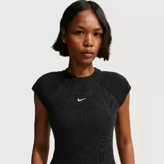 Nike Chill Knit strakke, geribde top met korte mouwen voor dames - Zwart