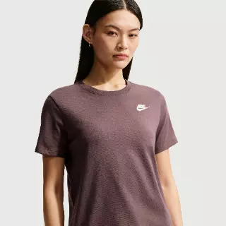 Nike Club Essentials T-shirt voor dames - Paars