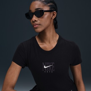 Nike Sportswear aansluitend T-shirt met korte mouwen en graphic voor dames - Zwart