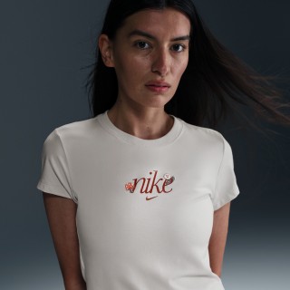 Nike Sportswear Chill Knit aansluitend T-shirt met graphic voor dames - Bruin