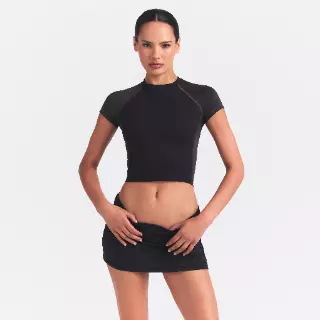 NikeSKIMS Matte Shine Mix croptop met korte mouwen voor dames - Zwart