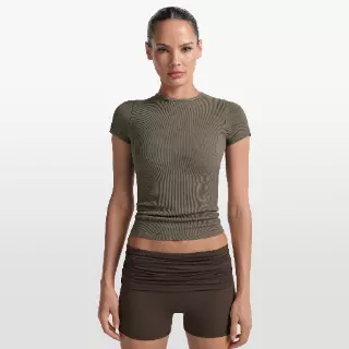 NikeSKIMS Ribbed Seamless damestop met korte mouwen - Bruin