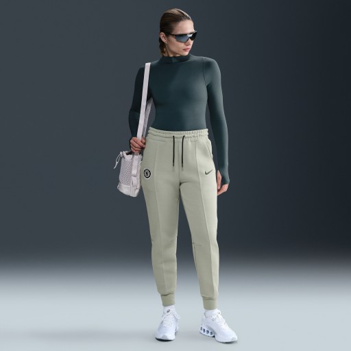 Chelsea FC Tech Nike voetbaljoggingbroek van fleece met halfhoge taille voor dames - Groen