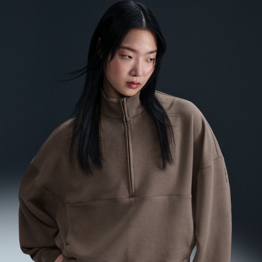 Nike 24.7 ImpossiblySoft Dri-FIT oversized damestop met halflange rits - Bruin