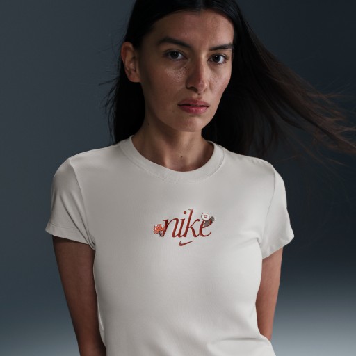 Nike Sportswear Chill Knit aansluitend T-shirt met graphic voor dames - Bruin