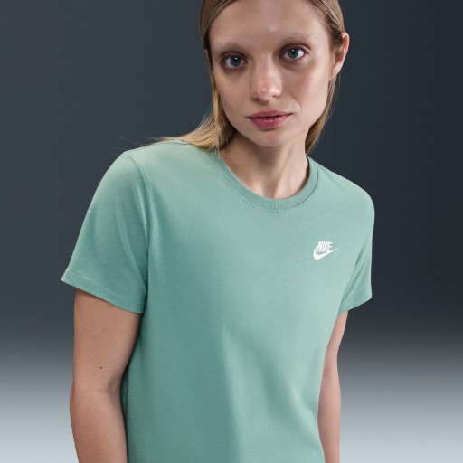 Nike Sportswear Club Essentials T-shirt voor dames - Groen