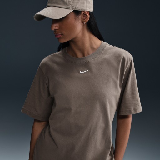 Nike Sportswear Essential T-shirt voor dames - Bruin