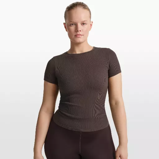 NikeSKIMS Ribbed Seamless damestop met korte mouwen - Bruin